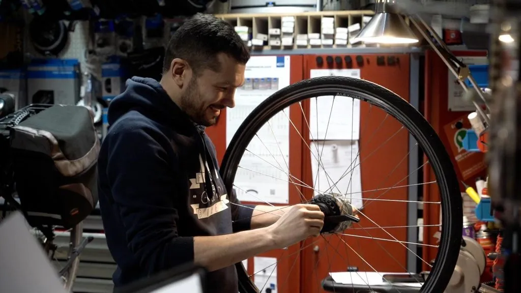 Professionelle E-Bike Werkstatt mit Werkzeugen und Reparaturstand