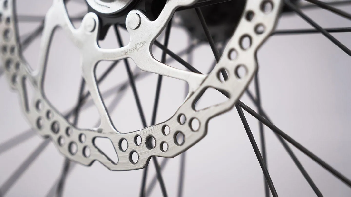 E-Bike Lifestyle Hero – moderne E-Bikes in urbaner Umgebung