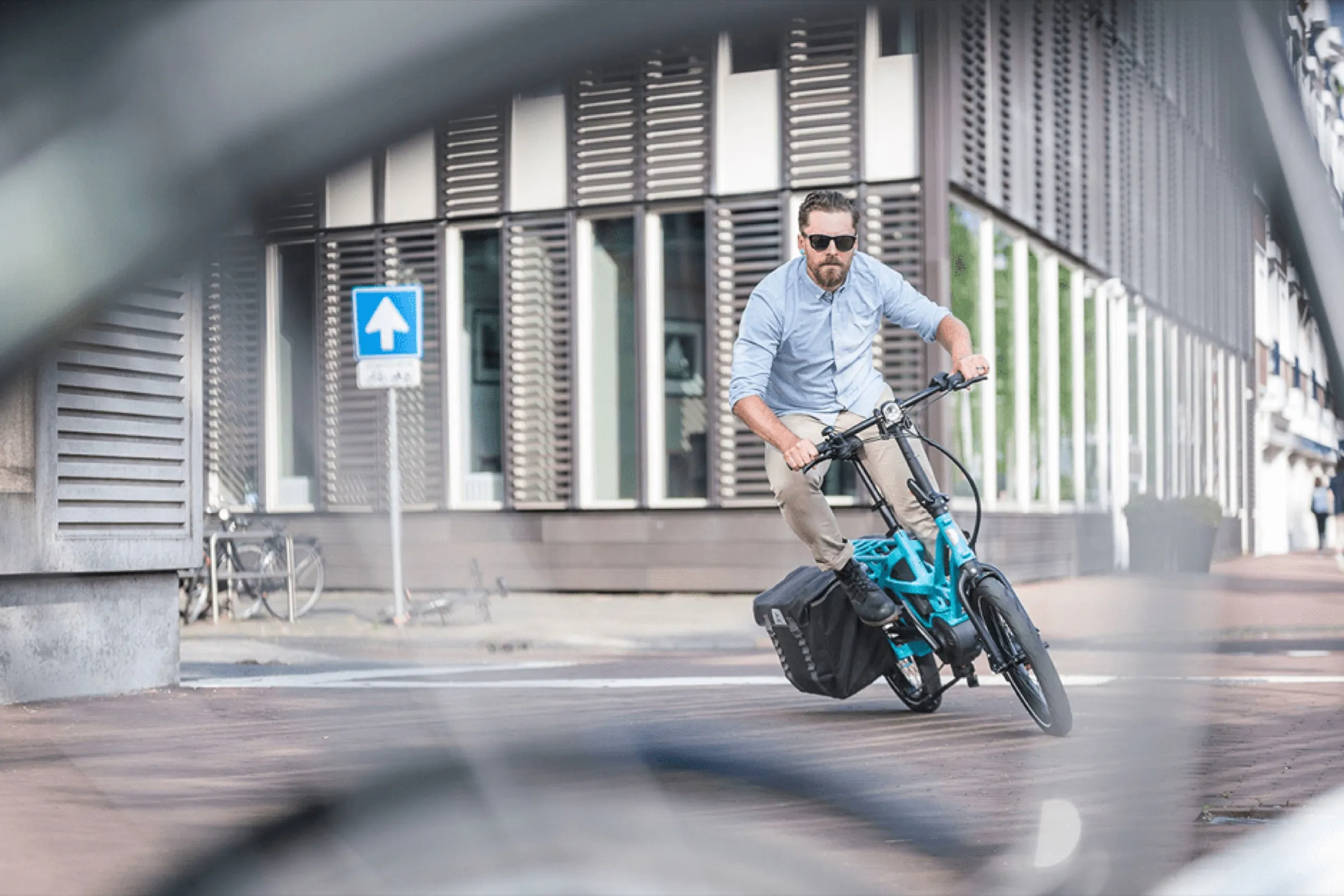 E-Bike Showroom – verschiedene E-Bike Modelle in modernem Ladengeschäft