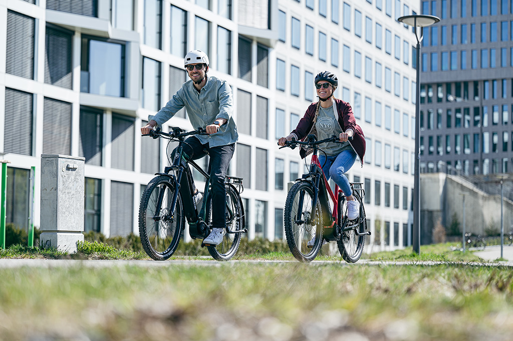 Kunde bei Probefahrt mit E-Bike